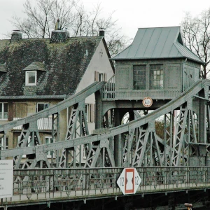 Deuter Drehbrücke mit Hafemamt im Hintergrund
